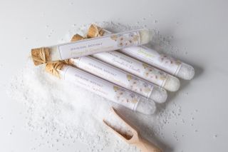 Dáreček pro paní učitelku 🌸 Aby si i ONA mohla dopřát chvíli klidu 🛁 #darekpropanicitelku #koupelovasul #malyritual...